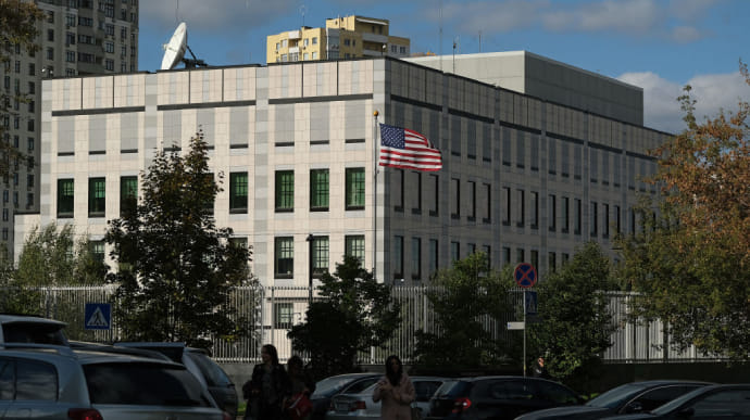 Посольство США в Киеве сообщает, что открыто и работает в полном объеме
