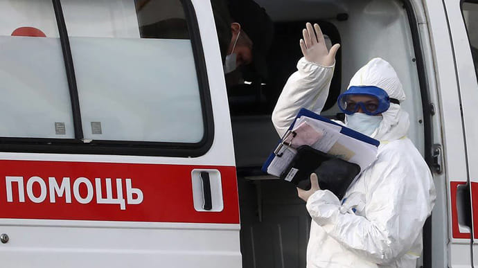 В Росії посилили карантин: маски в ліфтах і кафе до 23:00