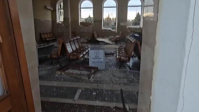 Ukrainian authorities post video of Kherson railway station after Russian attack – video