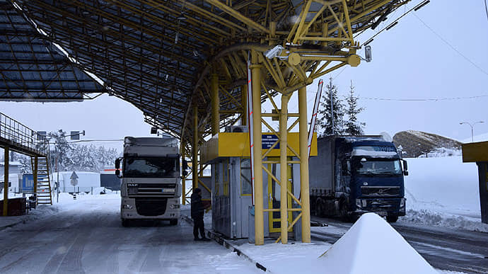 У черзі на кордонах України стоять понад 4 тисячі вантажівок − ДПСУ
