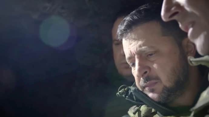 Zelenskyy visits Ukrainian soldiers' positions in frontline village of Robotyne – video