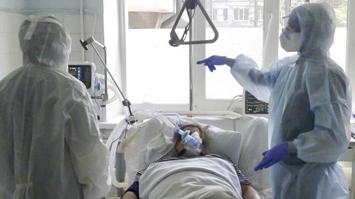 COVID в Украине: 10 тысяч новых больных, 3 117 госпитализированных за сутки