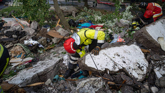 Из-под завалов в Киеве достали третью погибшую 