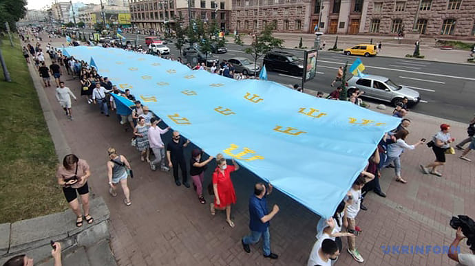 В центре Киева идет шествие в честь Дня крымскотатарского флага