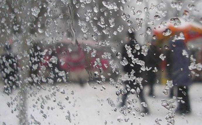 Погода: У Карпатах - сильні дощі та мокрий сніг 