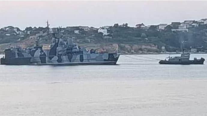 З'явилися знімки буксирування корабля РФ Самум, якого підбив Морський малюк СБУ