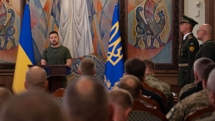 Зеленский вручил погоны генералов военным и правоохранителям