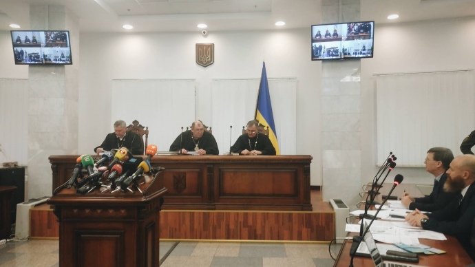 Адвокаты (справа) и судьи, которые слушали жалобу Антоненко