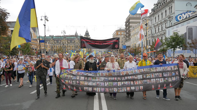Ветераны проводят марш в центре Киева