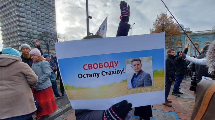 Антивакцинатори в центрі Києва вимагають звільнити свого лідера