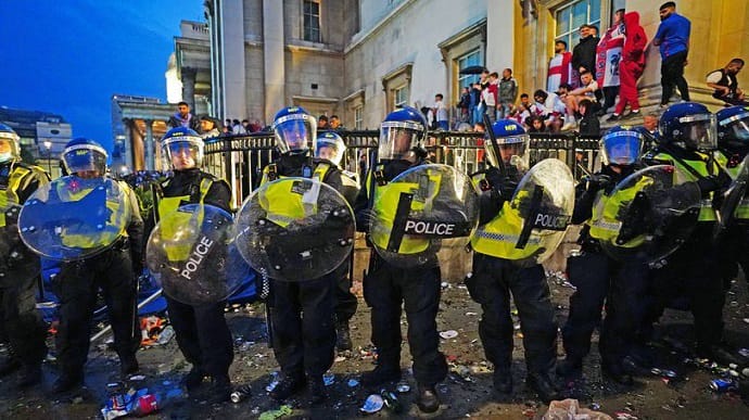 Фінал Євро-2020: у Лондоні 19 поліцейських постраждали під час зіткнень із вболівальниками