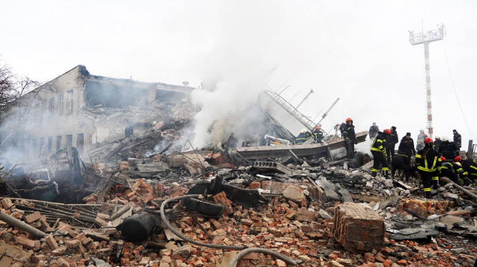 Ракетний удар по аеропорту Вінниці: 6 людей перебувають під завалами