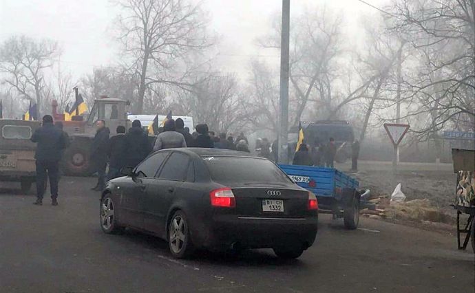 У Нових Санжарах перекрили дорогу і палять шини, щоб не пустити людей із Китаю