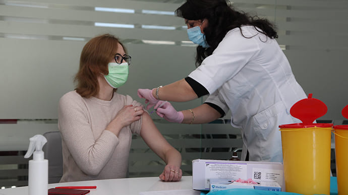 Власти Тернопольщины получили предупреждение из-за вакцинации вне очереди – ОП