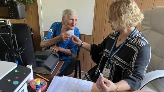 98-year-old Ukrainian woman who escaped Russian occupation on foot receives new passport – photo