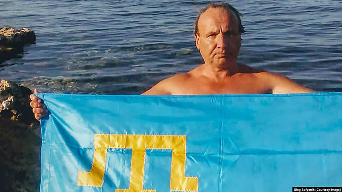 С трудом выехавший из Крыма пловец говорит, что его жену не выпускают