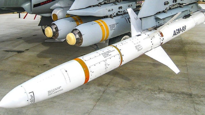 Авіація ЗСУ продовжує нищити ППО противника американськими ракетами HARM