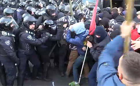 Під Радою побилися Нацкорпус і поліція: постраждали журналісти 