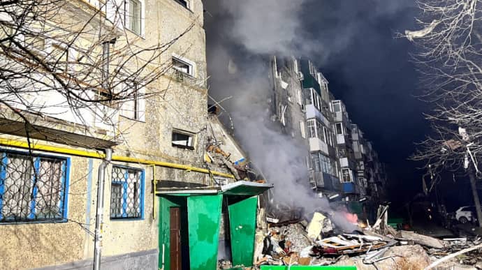 Russian Shahed UAV hits apartment building in Sumy overnight: fatalities occur, 10 people rescued from rubble – photo