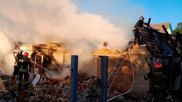 Спасатели показали последствия российской атаки на Киевщине: много разрушений 