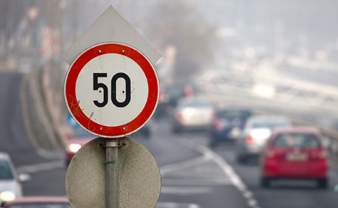С 1 января скорость авто в населенных пунктах снижают до 50 км/ч  