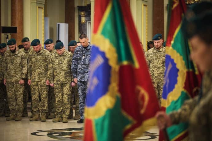 Zelensky raised in the rank of three border guards and handed over the Order of the Hero of Ukraine