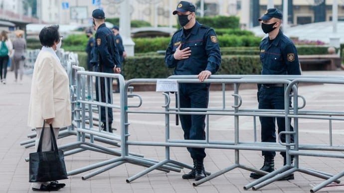 Площади в центре Минска оцепили силовики с водометами, в город въехали БТР  
