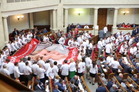 Поки Янукович був у Раді, опозиціонери вигукували Юлі волю!, одягнувши футболки з її портретом і розклавши аналогічний плакат 