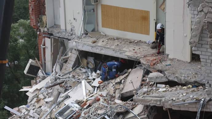 Удар по многоэтажке Днепра: на связь вышли два человека, которых считали пропавшими
