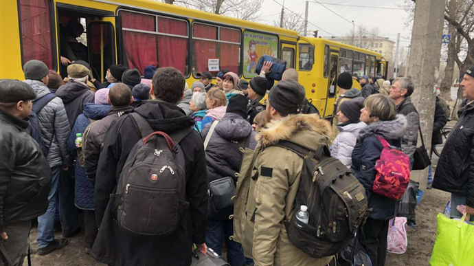 4 buses evacuate people from Mariupol
