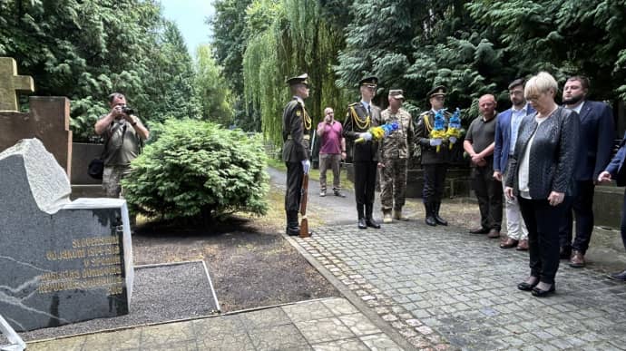 Slovenian president honours fallen Ukrainian defenders in Lviv – photos