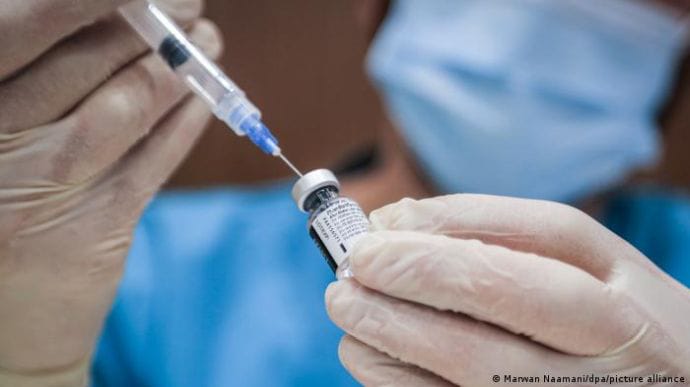 Количество прививок против коронавируса в Украине в выходные резко упало