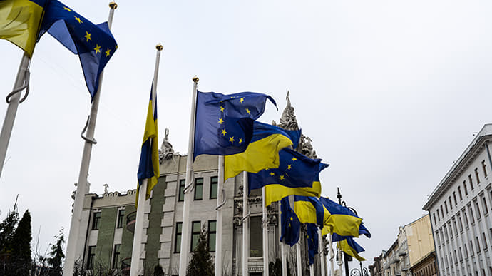 EU Commission drafts enlargement report, recommends negotiations on Ukraine's membership 