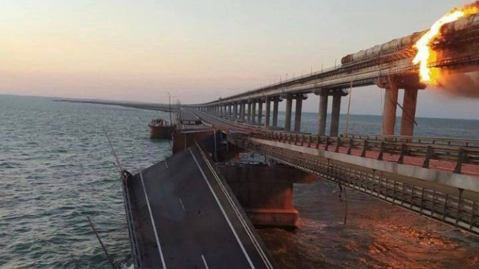 Traffic on Crimean bridge halted: occupiers launch ferry crossing