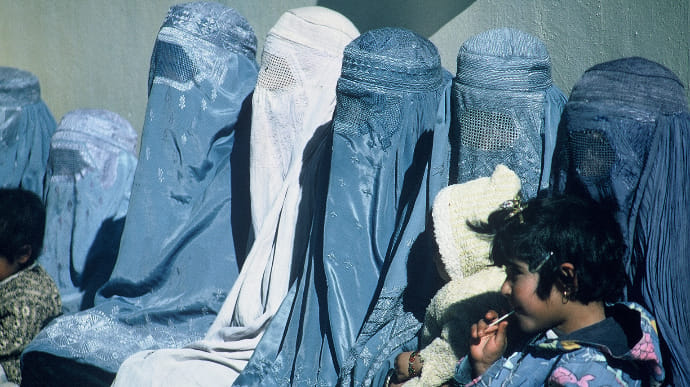 Талибы призывают женщин оставаться дома, пока боевики не обучены их уважать