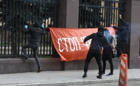 Стоп фашизм: Росіяни напали на Чеське посольство у Москві