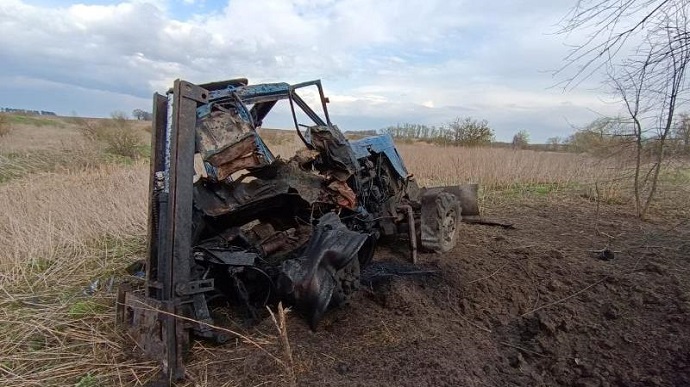 Tractor hits an anti-tank mine in Kyiv Oblast