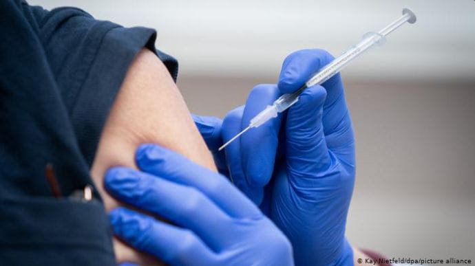 В Украине резко возросло суточное количество прививок против коронавируса