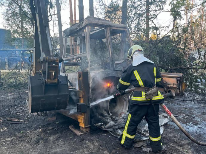 Пожарные ликвидируют последствия ракетного удара в Киевской области