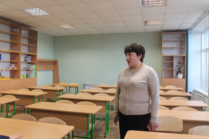 Директор школи №1 Ірина Тимохіна у відремонтованому класі, де в грудні-2014 снаряд пробив дах