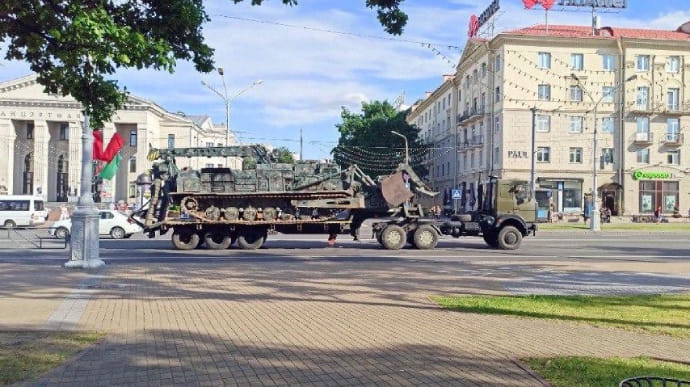 Третий вечер митингов в Беларуси: власть стягивает спецтехнику и военных