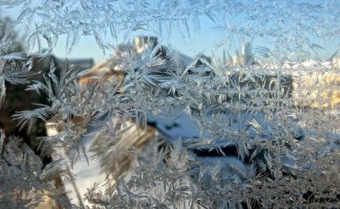 Україні прогнозують морозний тиждень, а поки сніг і ожеледицю