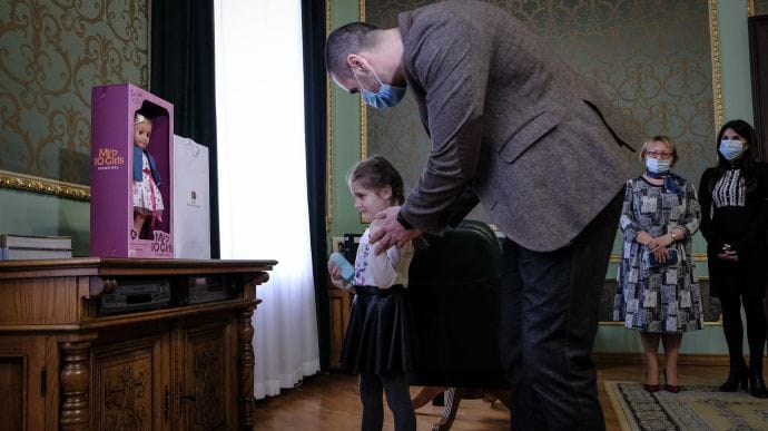Дівчинка, яку не привітали в садочку на 8 березня, отримала ляльку від Зеленського