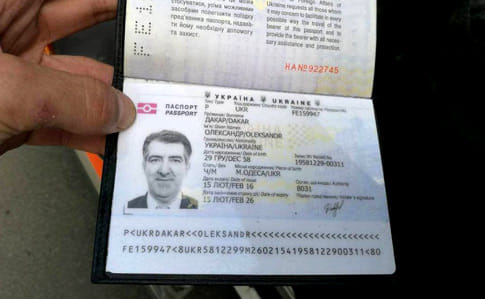 У підозрюваного виявили закордонний паспорт громадянина України на ім'я Олександра Дакара