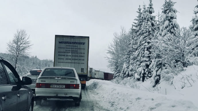 На Одещині у снігову пастку потрапили майже сто вантажівок – Укравтодор