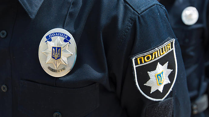 На Киевщине мужчина ударил полицейского и разбил стекло служебного авто