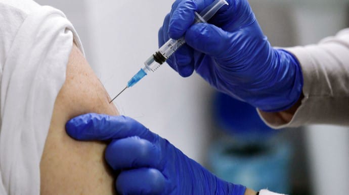 Повністю вакцинувалися від коронавірусу уже 10,8 млн українців