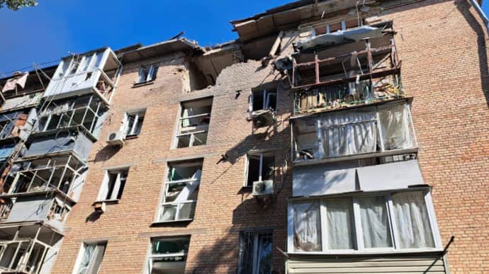 Russians strike apartment buildings in Nikopol, wounding 8 civilians, including 2 children – photo