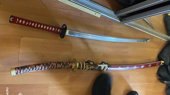Киевлянин ходил по улицам с автоматом, а потомс самурайским мечом встречал полицию