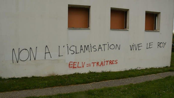 У Франції почали розслідування через ісламофобські написи на cтінах мечеті
